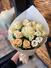 Букет цветов из:  Розы и Лизиантусы в Курчанской