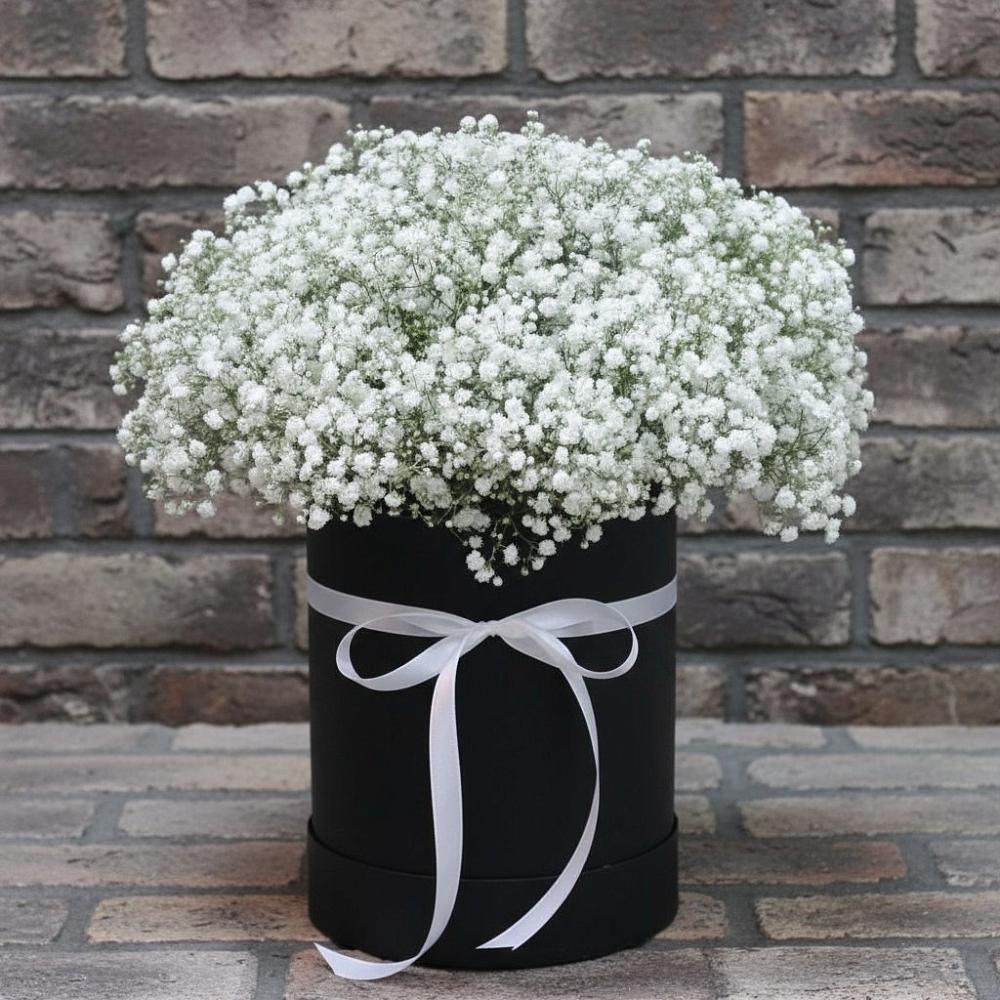 Цветочная композиция из Гипсофила в шляпной коробке в Курчанской