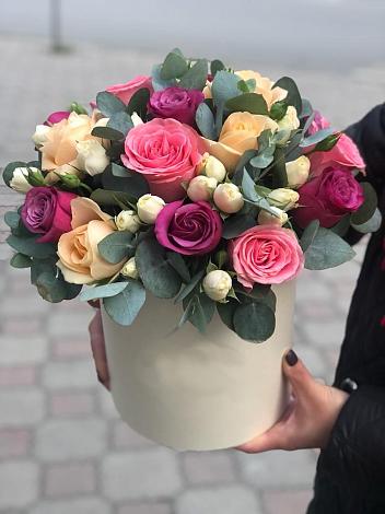 Цветочная композиция из Розы в шляпной коробке в Курчанской