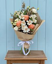 Букет цветов из:  Альстромерии, Лизиантусы, Розы и Хризантемы #REPLACE_PRED# Курчанской