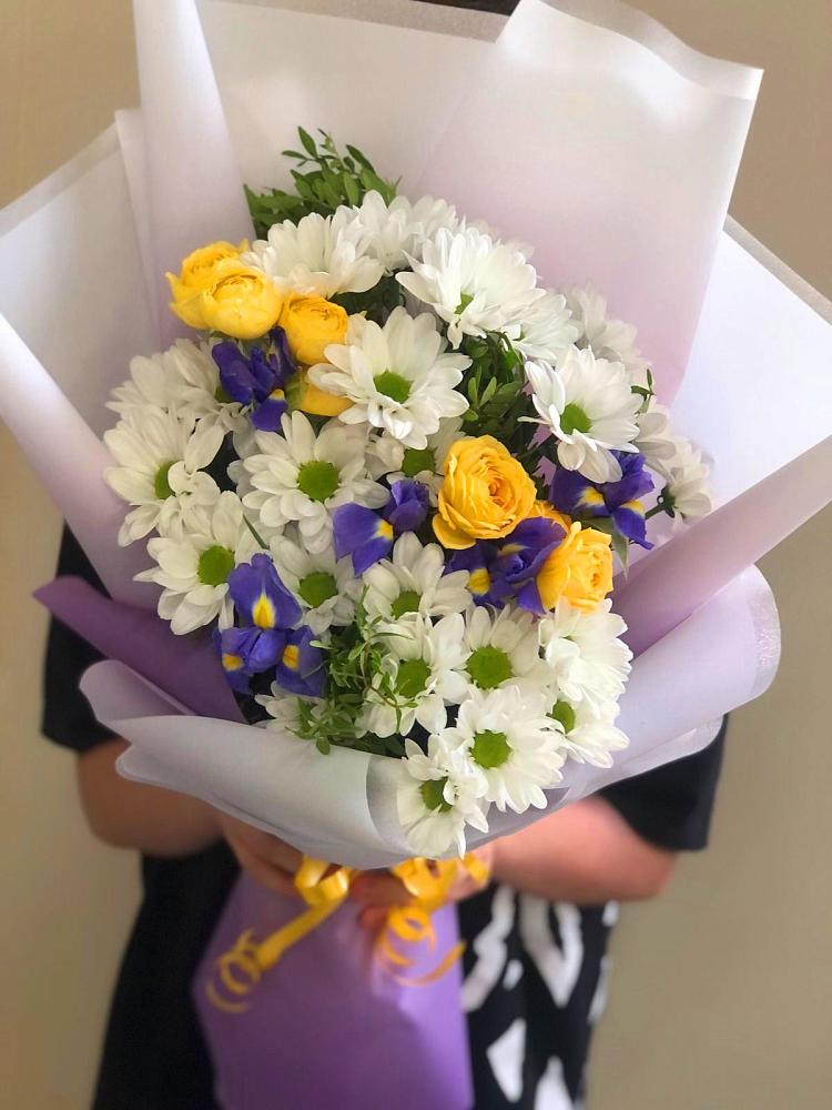 Букет цветов из: Ирисы, Хризантемы и Розы в Курчанской