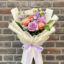 Букет цветов из:  Лизиантусы и Розы в Курчанской