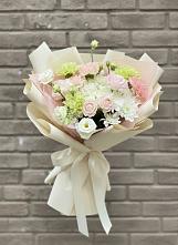 Букет цветов из:  Гвоздики, Розы, Лизиантусы и Хризантемы #REPLACE_PRED# Курчанской
