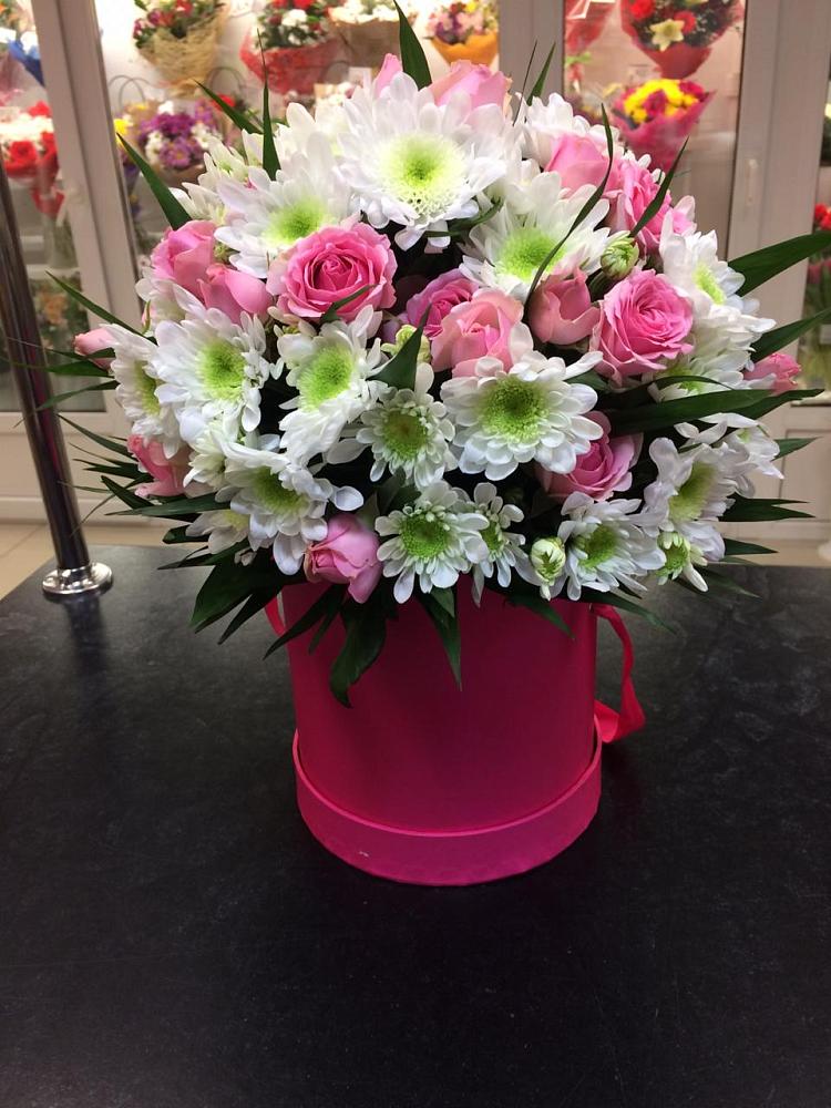 Цветочная композиция из Розы и Хризантемы в шляпной коробке в Курчанской