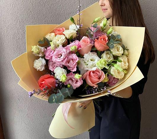 Букет цветов из: Розы, Лизиантусы и Гвоздики в Курчанской